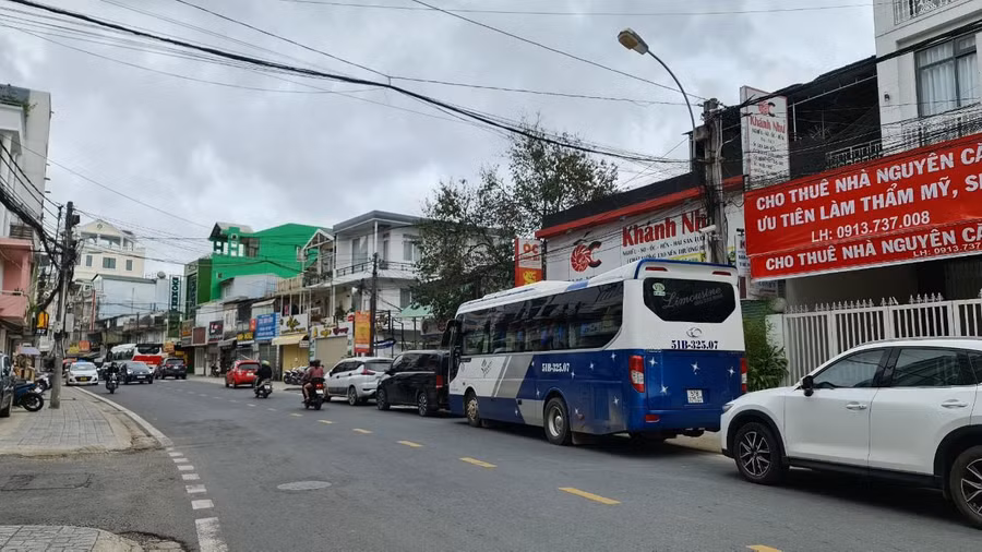 Đường phố Đà Lạt nhộn nhịp hơn khi có nhiều xe chở du khách đến tham quan. Ảnh: Lâm Viên