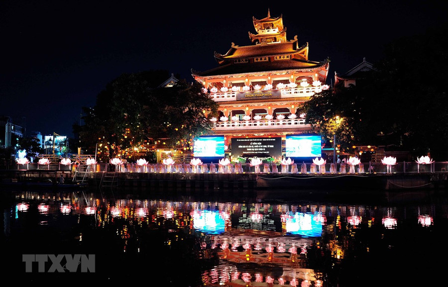 Nghi thức thả hoa đăng tưởng niệm đồng bào và cán bộ, chiến sỹ hy sinh, tử vong trong đại dịch COVID-19 trên kênh Nhiêu Lộc-Thị Nghè, trước chùa Pháp Hoa (quận 3, TP. Hồ Chí Minh). (Ảnh: An Hiếu/TTXVN)