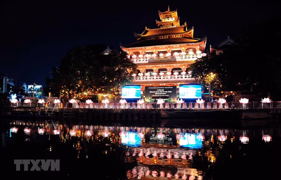 Nghi thức thả hoa đăng tưởng niệm đồng bào và cán bộ, chiến sỹ hy sinh, tử vong trong đại dịch COVID-19 trên kênh Nhiêu Lộc-Thị Nghè, trước chùa Pháp Hoa (quận 3, TP. Hồ Chí Minh). (Ảnh: An Hiếu/TTXVN)