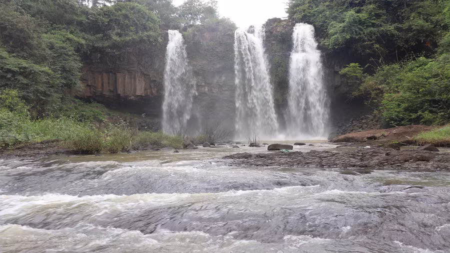 Thác được chia làm ba nhánh, nước chảy quanh năm suốt tháng. Ảnh: Sầm Ánh