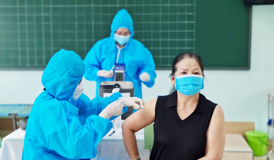 Nhân viên y tế tiêm vắc xin phòng Covid-19 cho người dân tại điểm tiêm Trường Tiểu học Nguyễn Văn Trỗi (phường Hoa Lư, TP. Pleiku). Ảnh: Bá Bính Nhân viên y tế tiêm vắc xin phòng Covid-19 cho người dân tại điểm tiêm Trường Tiểu học Nguyễn Văn Trỗi (phường Hoa Lư, TP. Pleiku). Ảnh: Bá Bính