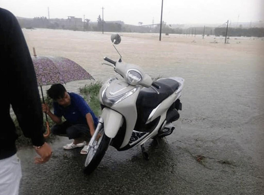 Chiếc xe máy của người phụ nữ sau khi được hai anh Tuấn và Cường đưa khỏi dòng nước lũ chảy xiết. Ảnh: Người dân cung cấp Chiếc xe máy của người phụ nữ sau khi được hai anh Tuấn và Cường đưa khỏi dòng nước lũ chảy xiết. Ảnh: Người dân cung cấp