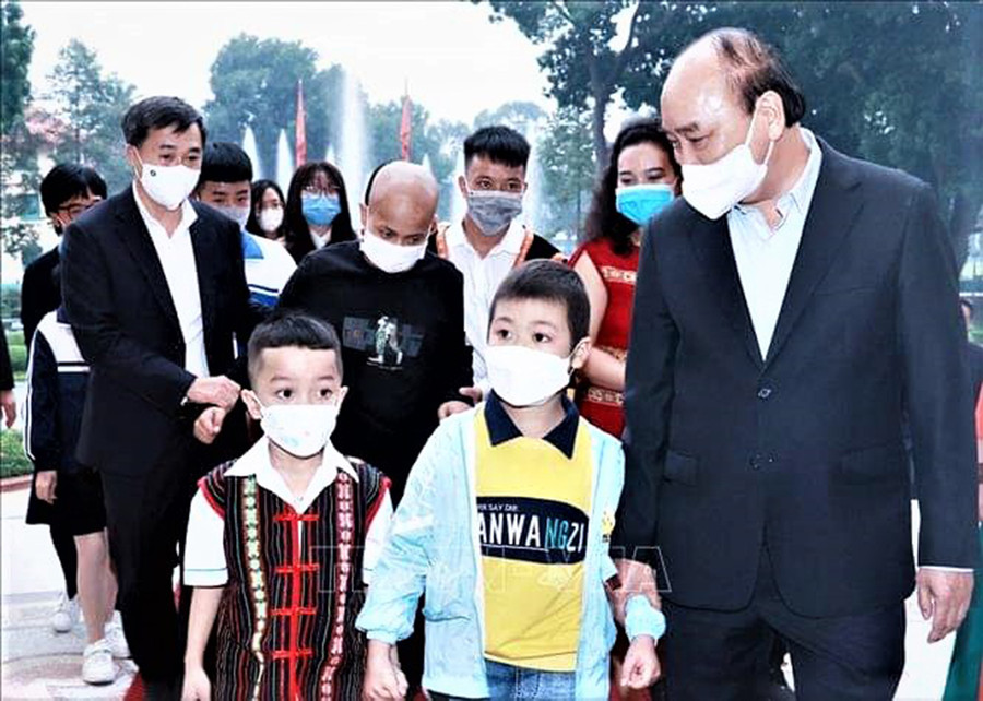 Chủ tịch nước Nguyễn Xuân Phúc cùng 2 con và ca sĩ Y Byen. Ảnh TTXVN