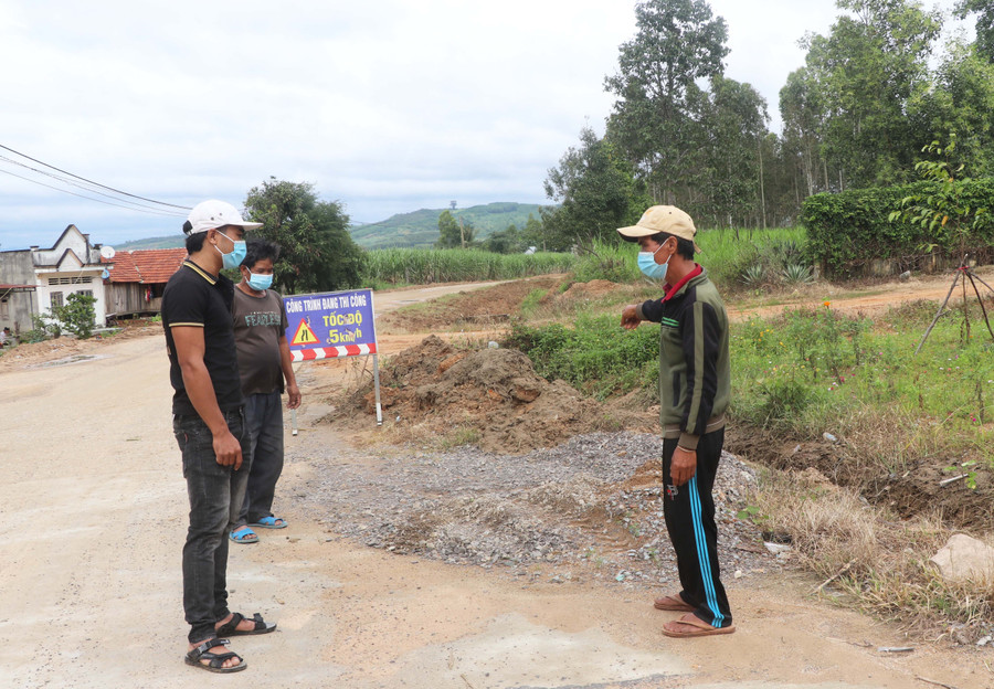 Ban giám sát của làng Nhoi (xã Tú An) giám sát việc thi công đường giao thông liên thôn. Ảnh: Hoành Sơn