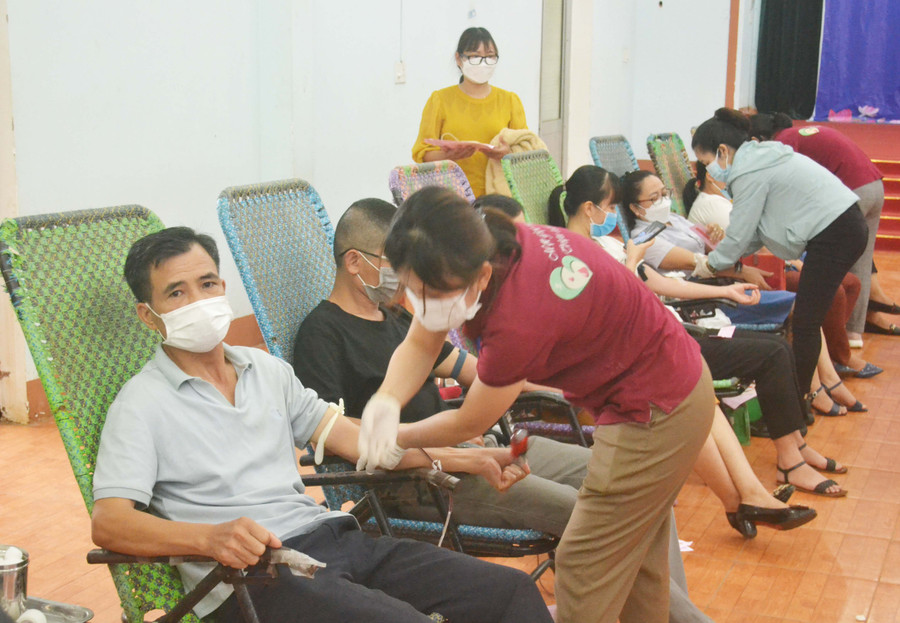 Ông Lê Trọng Đoàn (bìa trái)-Chủ tịch UBND xã A Dơk tham gia HMTN. Ảnh: Hoàng Cư Ông Lê Trọng Đoàn (bìa trái)-Chủ tịch UBND xã A Dơk tham gia HMTN. Ảnh: Hoàng Cư