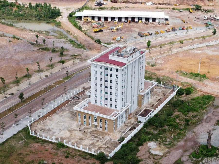 Trụ sở làm việc Cục Thuế tỉnh Bình Định xây dựng xong đã 22 tháng vẫn chưa được nghiệm thu, bàn giao. Ảnh: Hoàng Trọng