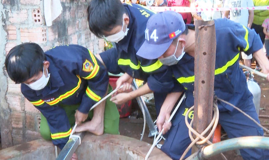 Lực lượng CSPCCC&CNCH triển khai phương án đưa thi thể cháu T lên từ giếng sâu. Ảnh: Nông Hòa