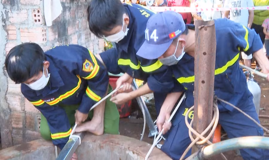 Lực lượng CSPCCC&CNCH triển khai phương án đưa thi thể cháu T lên từ giếng sâu. Ảnh: Nông Hòa