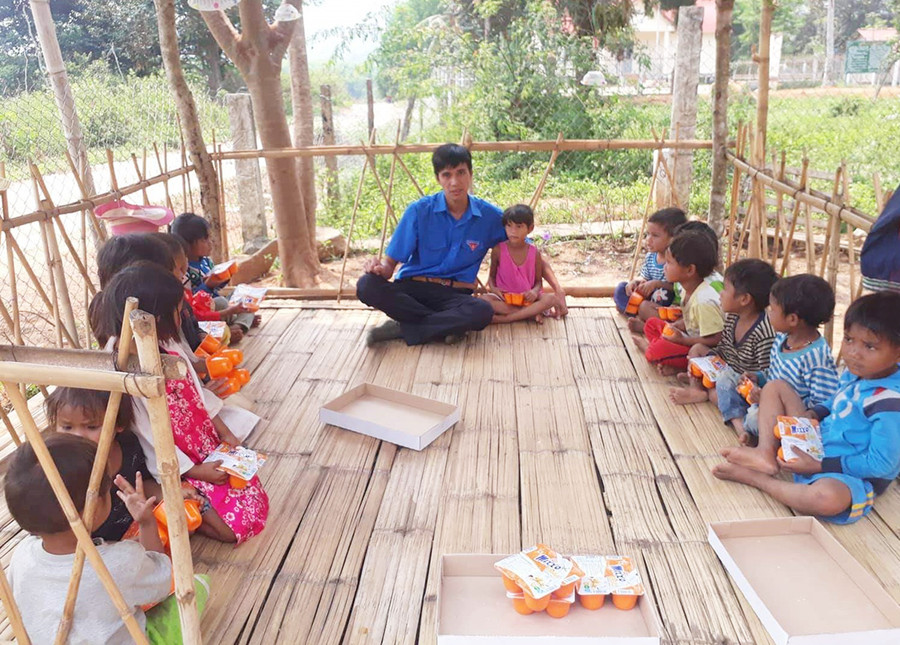 Anh Hoàng Giang Nam trong một hoạt động của Chi đoàn tại trường Mầm non xã Krong, huyện Kbang (ảnh chụp trước tháng 4-2021). Ảnh: Anh Huy Anh Hoàng Giang Nam trong một hoạt động của Chi đoàn tại trường ầm non xã Krong, huyện Kbang (ảnh chụp trước tháng 4-2021). Ảnh: Anh Huy