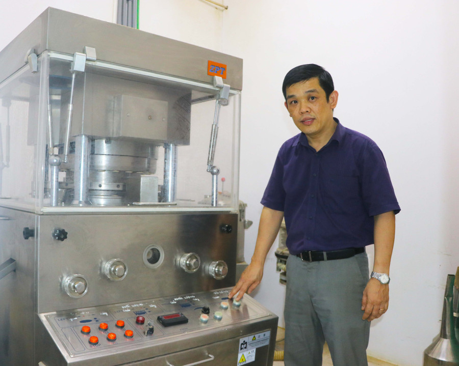Lương y Đường Minh Vũ đã đầu tư máy móc để chế biến ra nhiều sản phẩm từ cây dược liệu. Ảnh: Ngọc Minh