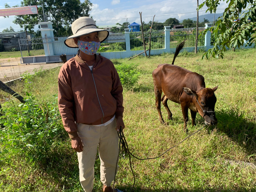 Chị Nay H'Tý (buôn Hoang 2, xã Ia Sao) vui mừng nhận bò giống hỗ trợ. Ảnh: Nguyên Hương
