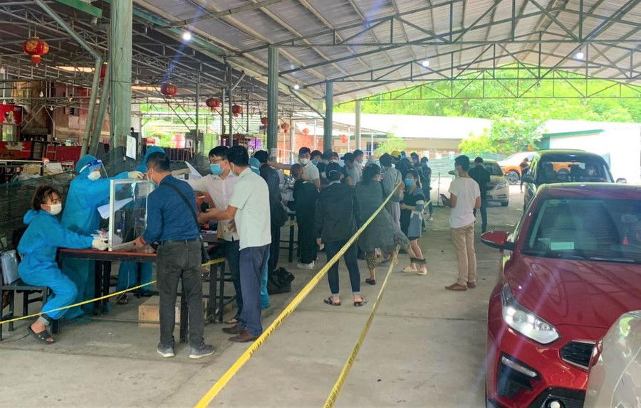 Nhiều người dân đến các trạm y tế trên địa bàn TP Gia Nghĩa test nhanh kháng nguyên Covid-19 ngày 1/11. Ảnh: Duy Hậu