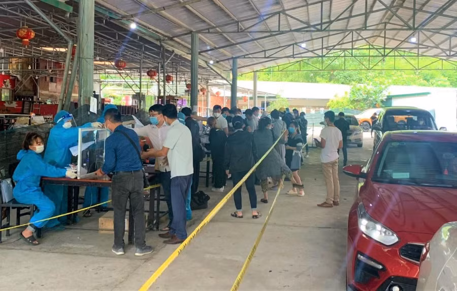 Nhiều người dân đến các trạm y tế trên địa bàn TP Gia Nghĩa test nhanh kháng nguyên Covid-19 ngày 1/11. Ảnh: Duy Hậu