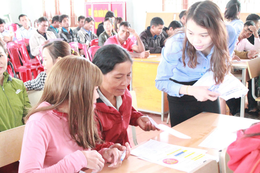 Để bảo đảm quyền lợi, tránh những rủi ro trong xuất khẩu lao động, người dân nên tìm đến những tổ chức, doanh nghiệp được cấp thẩm quyền cấp phép, có uy tín. Trong ảnh: Trung tâm Dịch vụ việc làm tỉnh Đắk Lắk phối hợp với doanh nghiệp và chính quyền địa phương tổ chức tư vấn, giới thiệu việc làm tại huyện Krông Ana năm 2019. Ảnh: Hồng Thúy