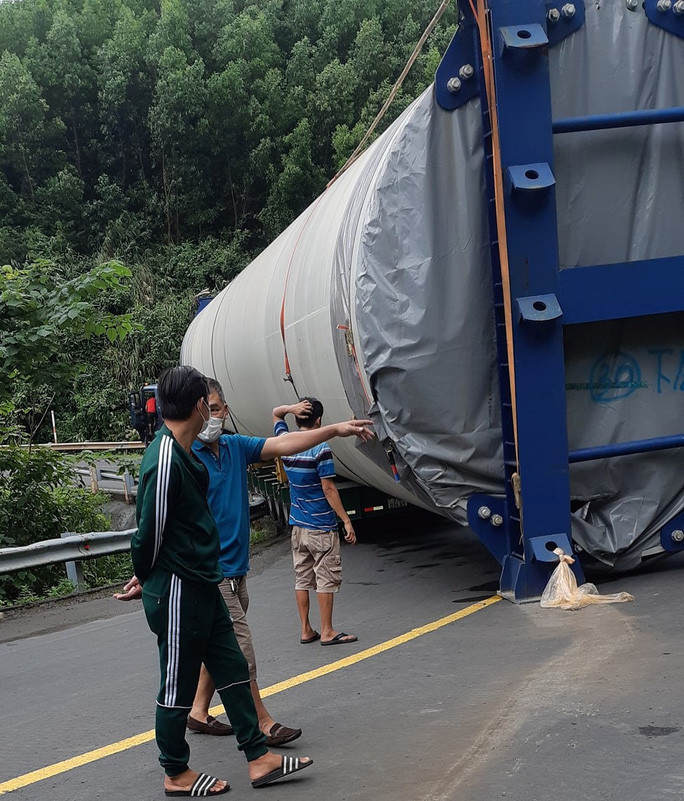 Chiếc xe chở thiết bị điện gió mắc kẹt. Ảnh: Trung Trần