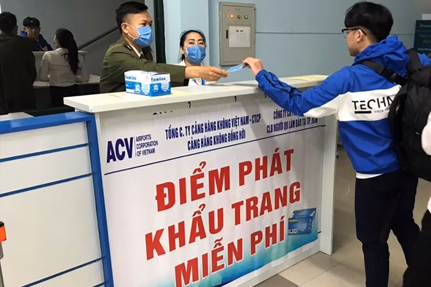 Điểm phát khẩu trang miễn phí tại sân bay Nội Bài. Ảnh LĐ