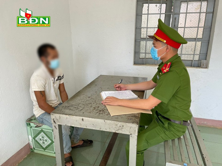 Công an huyện Đắk Mil làm việc với một đối tượng trong vụ án. Công an huyện Đắk Mil làm việc với một đối tượng trong vụ án