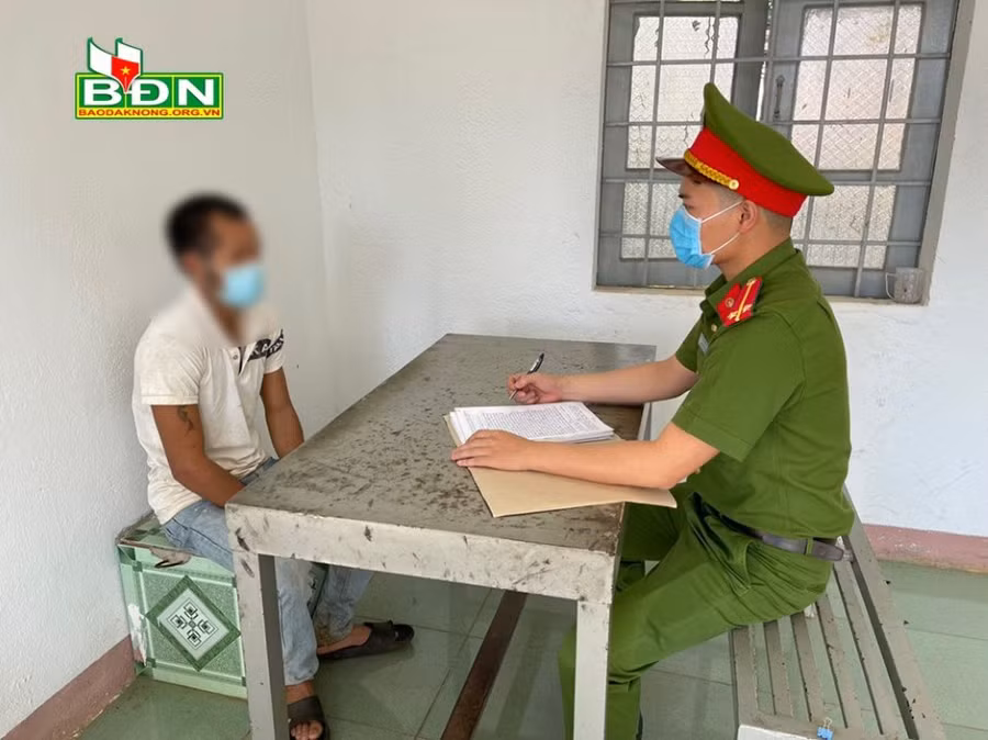 Công an huyện Đắk Mil làm việc với một đối tượng trong vụ án