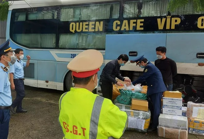 Toàn bộ số hàng hóa trên xe khách BKS 29B-152.35 đều do nước ngoài sản xuất, không có hóa đơn chứng từ. Ảnh: A.K