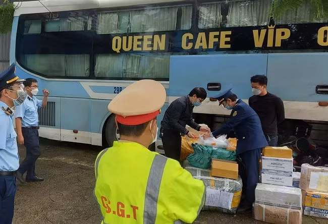 Toàn bộ số hàng hóa trên xe khách BKS 29B-152.35 đều do nước ngoài sản xuất, không có hóa đơn chứng từ. Ảnh: A.K