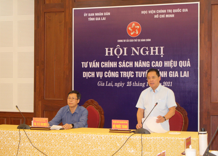 Đồng chí Hồ Phước Thành (bìa phải)-Phó Chủ tịch UBND tỉnh; PGS-TS Lê Văn Chiến-Viện trưởng Viện Lãnh đạo học và Chính sách công-Học viện Chính trị Quốc gia Hồ Chí Minh chủ trì hội thảo. Ảnh: Phan Lài