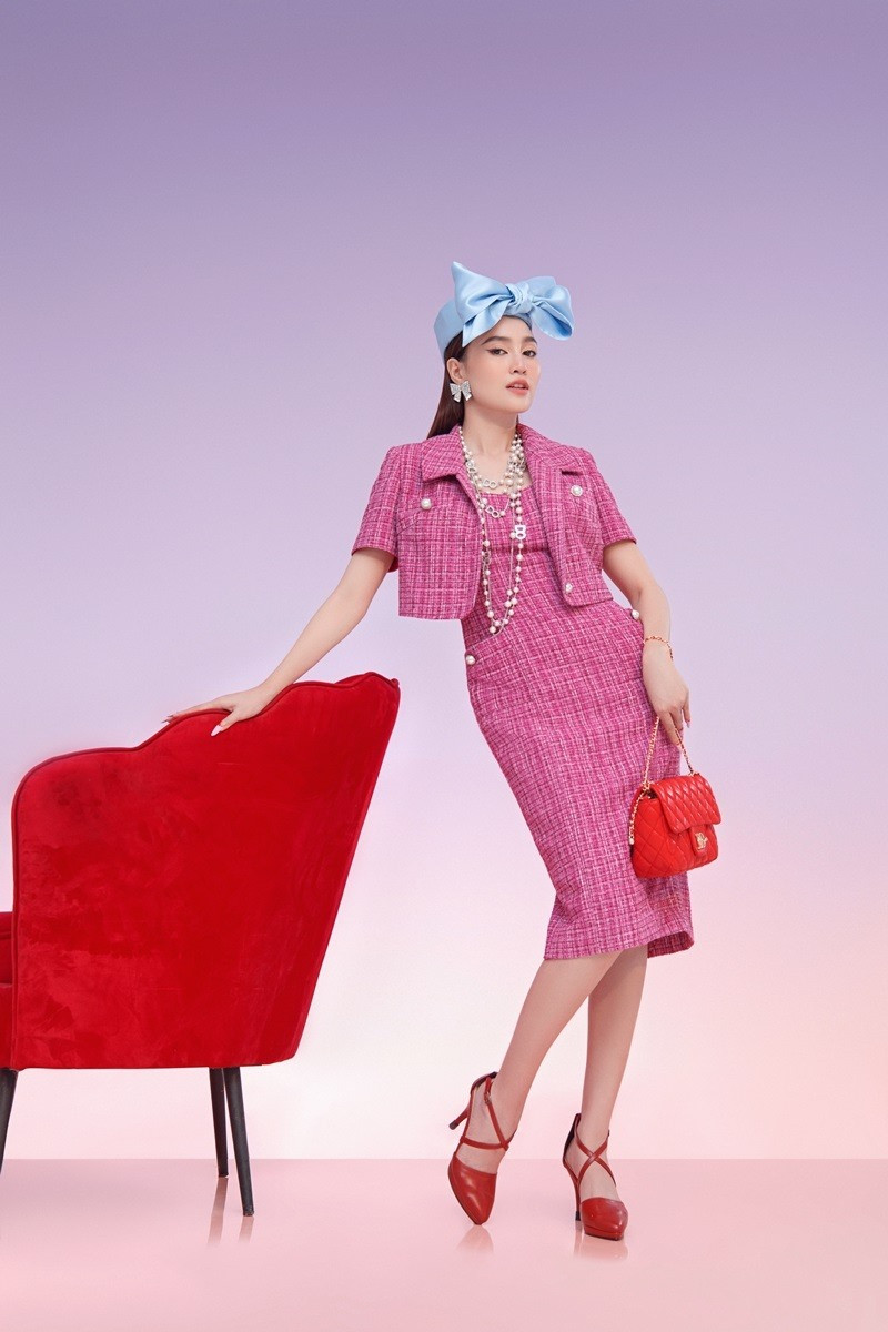 Lan Ngọc kết hợp trang phục màu hồng với phụ kiện đỏ, gồm váy dáng suông ăn ý với áo khoác dáng crop top, giày cao gót và túi xách.