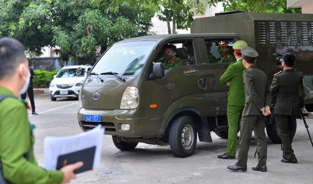  Khoảng 8 giờ sáng, xe chở bị cáo Cao Tài Năng đến tòa.