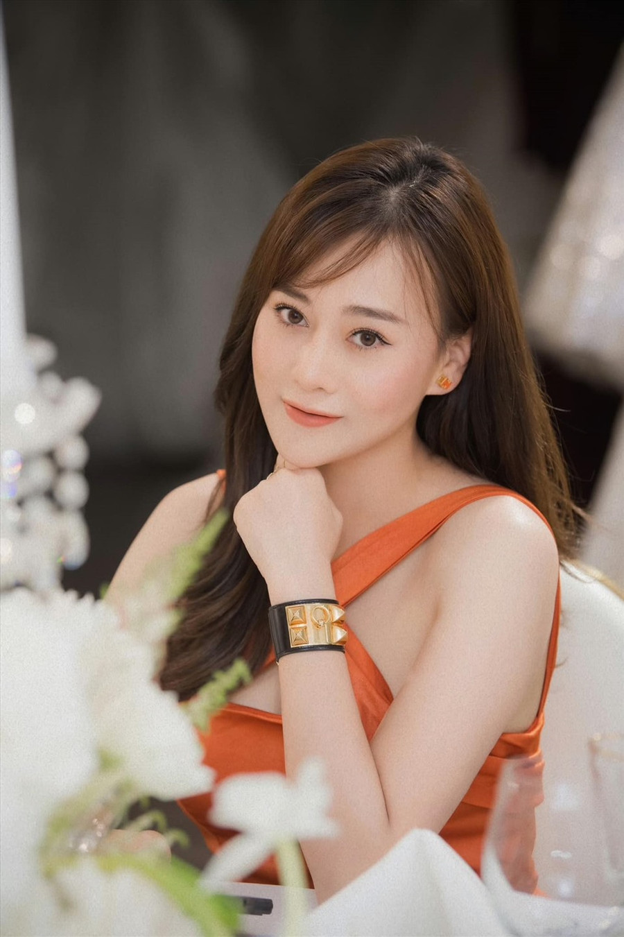 Nữ diễn viên thường xuyên xuất hiện với trang phục sành điệu và sử dụng đồ hiệu đắt tiền. Phương Oanh cũng nhận được nhiều lời khen về nhan sắc ngày càng thăng hạng so với thời 