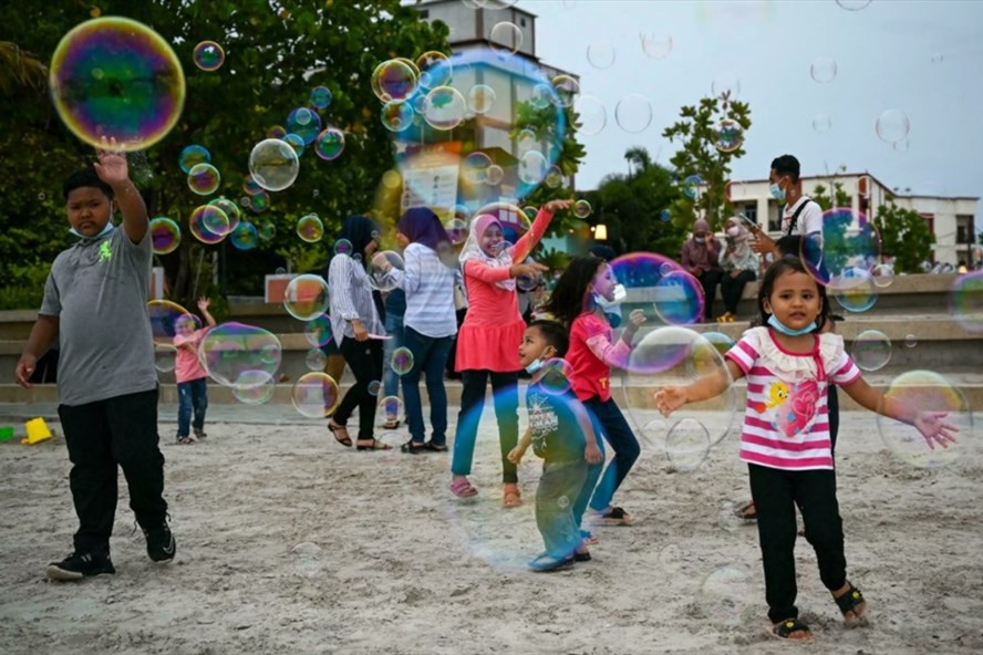 Trẻ em Malaysia vui chơi sau khi nước này gỡ bỏ bớt giãn cách. Ảnh: AFP.