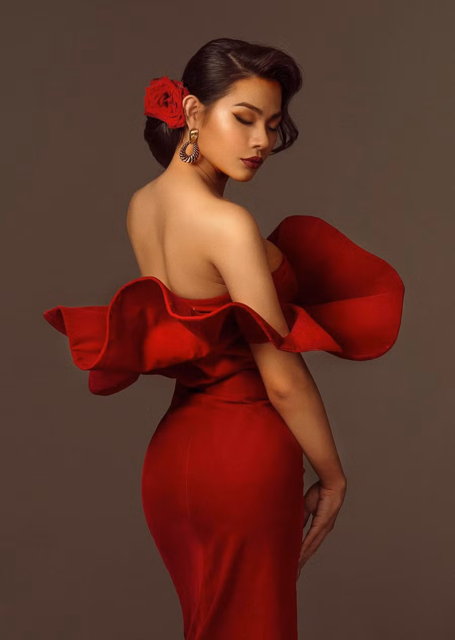 Người đẹp chuyển giới Kayce rực rỡ trong gam màu mùa lễ.