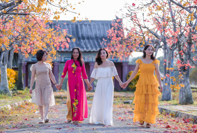 Những người phụ nữ rạng rỡ đi chụp ảnh cùng bạn bè, người thân