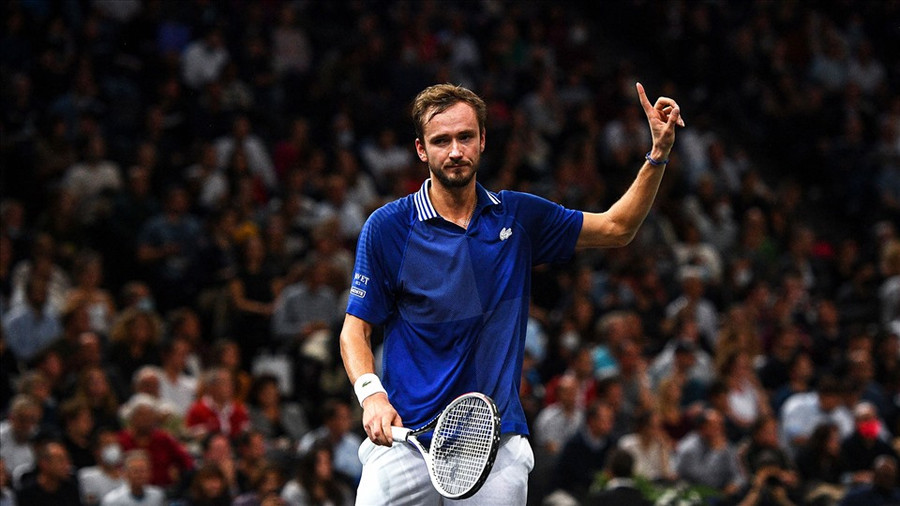 Daniil Medvedev vượt lên dẫn trước trong set đầu tiên với lối đánh khiến Djokovic mắc lỗi khá nhiều. Ảnh: ATP Tour