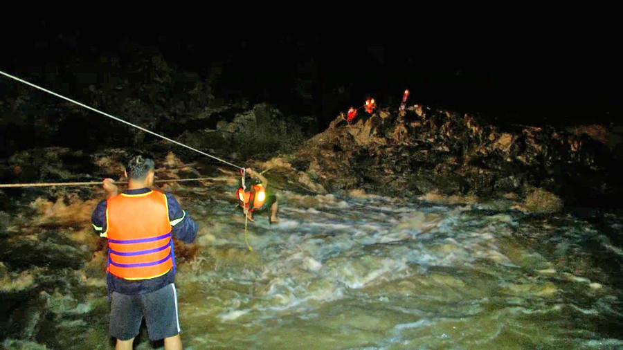 Lực lượng CHCN thực hiện phương án vượt xuyên để cứu 3 người mắc kẹt trên sông Ba. Ảnh: Hữu Trường