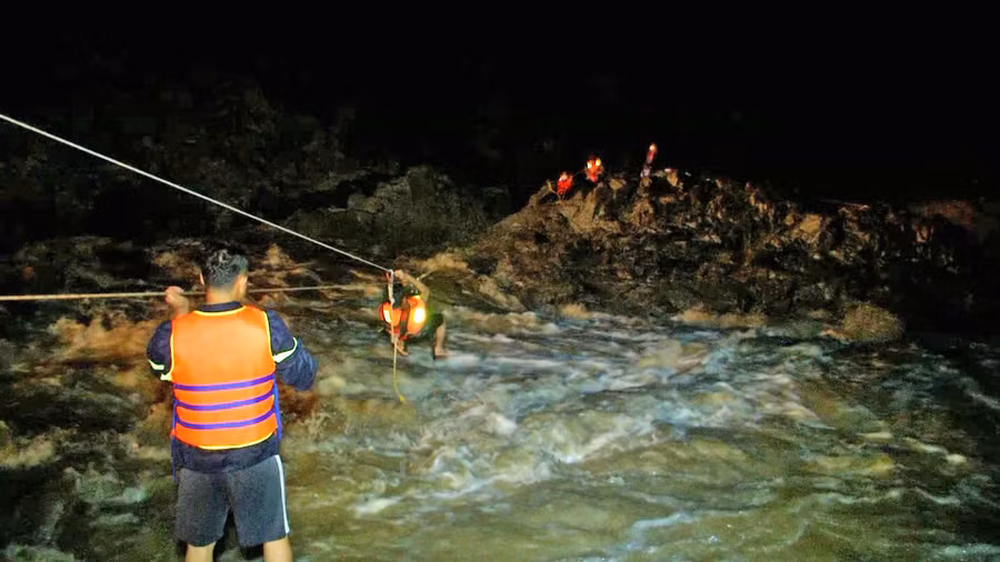 Lực lượng CHCN thực hiện phương án vượt xuyên để cứu 3 người mắc kẹt trên sông Ba. Ảnh: Hữu Trường
