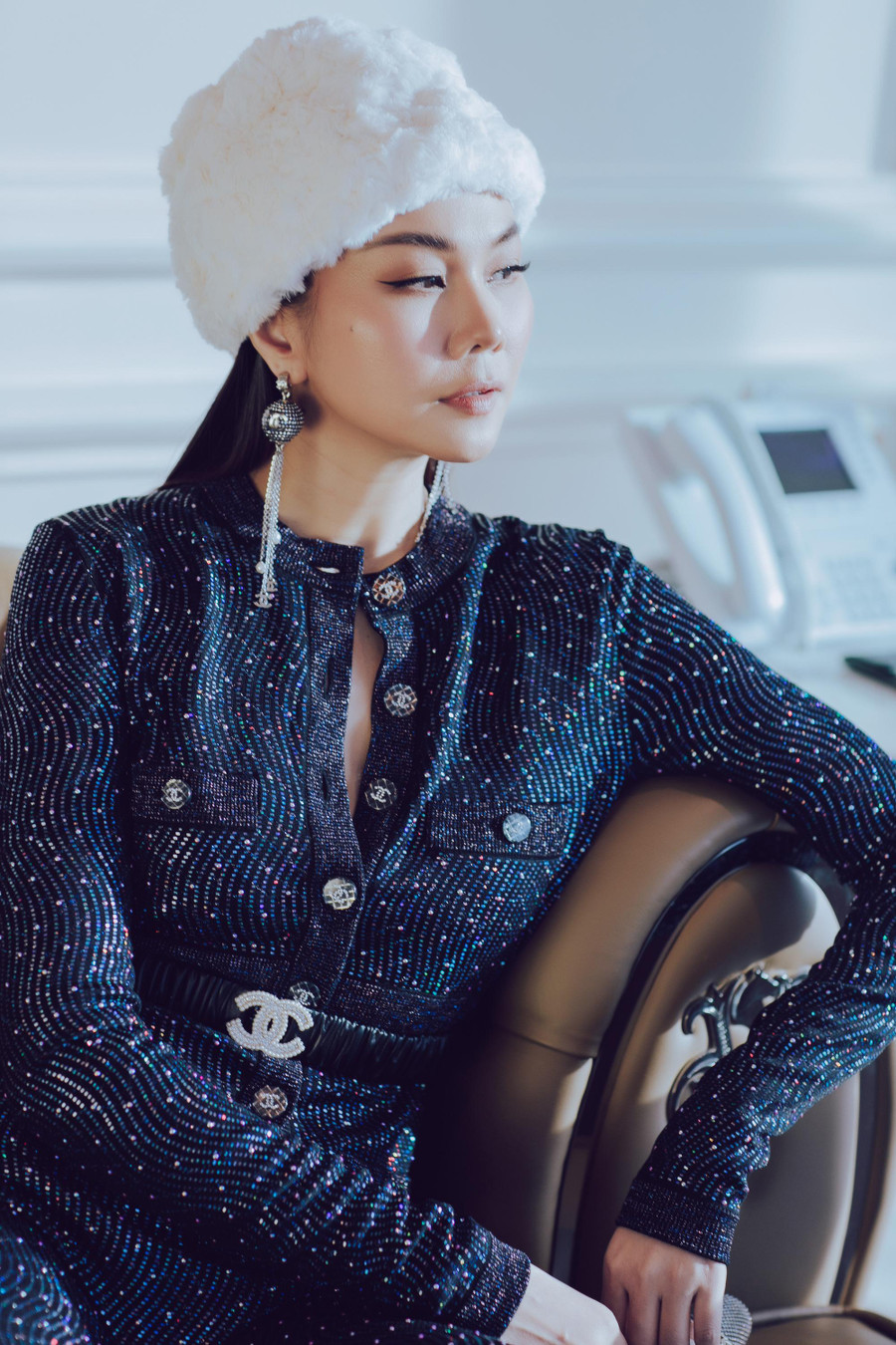 Những thiết kế kín đáo, sang trọng luôn là niềm yêu thích của nữ chính Mỹ nhân kế. Với bộ trang phục này, người đẹp sinh năm 1983 lựa chọn kết hợp với nón lông, boots lông màu trắng, hoa tai to bản và chiếc túi size mini. Ảnh: NVCC Những thiết kế kín đáo, sang trọng luôn là niềm yêu thích của nữ chính Mỹ nhân kế. Với bộ trang phục này, người đẹp sinh năm 1983 lựa chọn kết hợp với nón lông, boots lông màu trắng, hoa tai to bản và chiếc túi size mini. Ảnh: NVCC