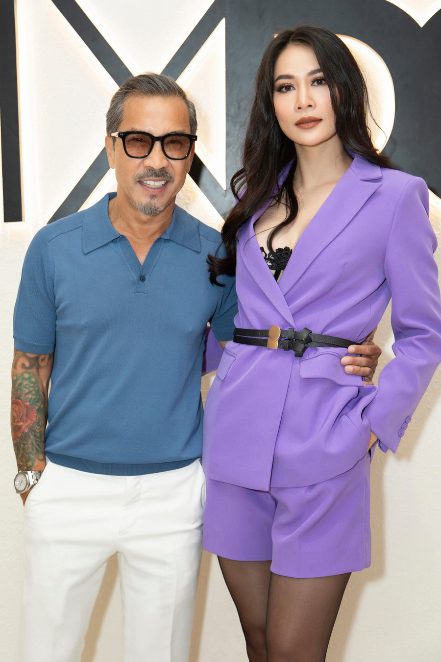 Người mẫu Hà Chiêu diện cây tím xuất hiện rạng rỡ bên Thuận Nguyễn. Ảnh: Huy Nguyễn, Đinh Trung Tín Người mẫu Hà Chiêu diện cây tím xuất hiện rạng rỡ bên Thuận Nguyễn. Ảnh: Huy Nguyễn, Đinh Trung Tín