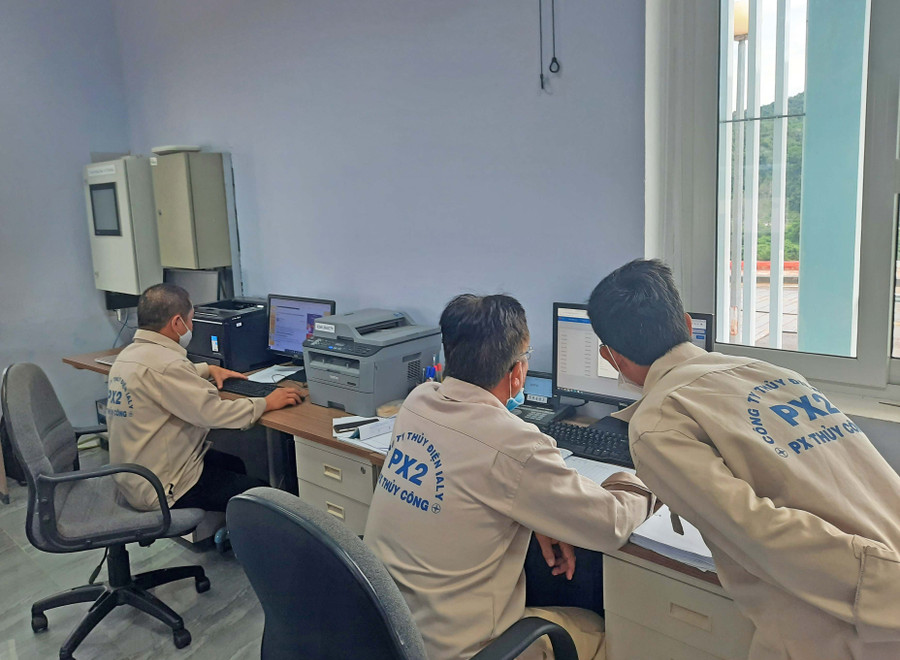 Cán bộ, nhân viên Phân xưởng Thủy công thực hiện việc giám sát lũ, điều tiết vận hành hồ chứa. Ảnh: Hoàng Anh Phượng