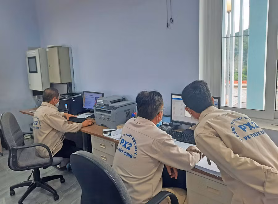 Cán bộ, nhân viên Phân xưởng Thủy công thực hiện việc giám sát lũ, điều tiết vận hành hồ chứa. Ảnh: Hoàng Anh Phượng