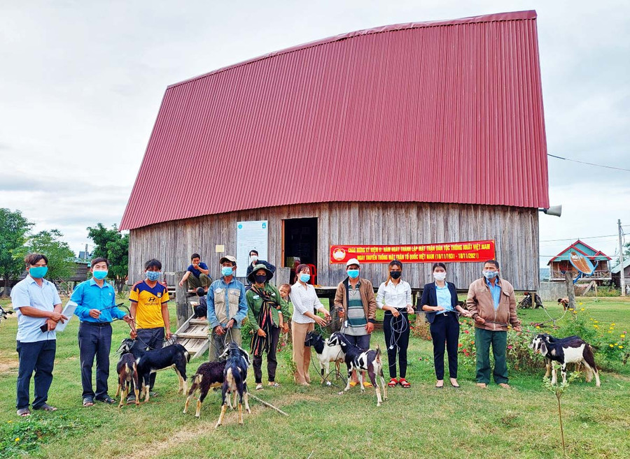 Đại diện Ban Thường trực Uỷ ban MTTQ Việt Nam huyện Phú Thiện trao hỗ trợ sinh kế cho hộ nghèo. Ảnh: Kỳ Anh