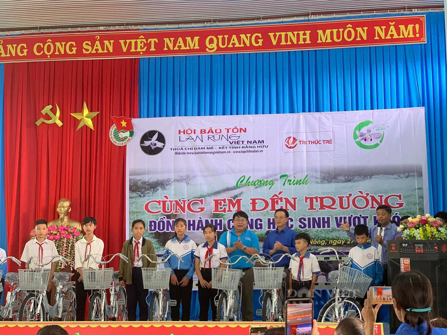 Từ năm 2016, ông Thủy đã cùng Hội bảo tồn lan rừng Việt Nam tặng hàng ngàn xe đạp, cặp sách, áo ấm... cho học sinh nghèo trên mọi miền đất nước. Ảnh: Ngọc Giàu
