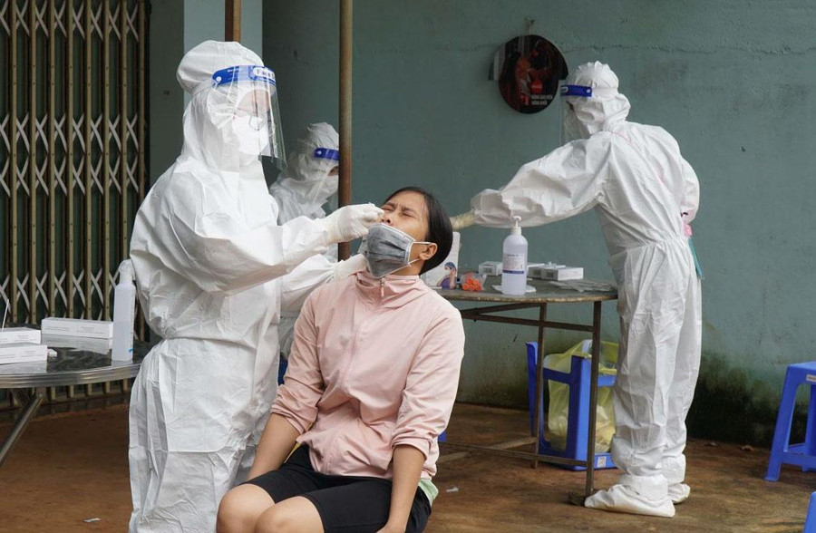 Lực lượng y tế lấy mẫu test nhanh cho người dân tại TX.Buôn Hồ. Ảnh: Sở Y tế Đắk Lắk