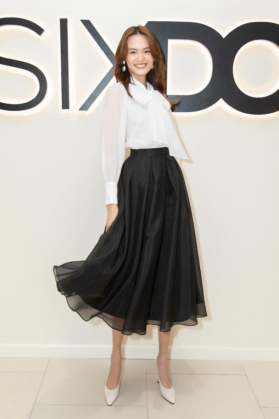 Lê Thanh Thảo lăng xê mốt nơ to bản. Chiếc áo được phối với chân váy xòe mang đến hình ảnh quý cô điệu đà, thanh lịch. Ảnh: Huy Nguyễn, Đinh Trung Tín Lê Thanh Thảo lăng xê mốt nơ to bản. Chiếc áo được phối với chân váy xòe mang đến hình ảnh quý cô điệu đà, thanh lịch. Ảnh: Huy Nguyễn, Đinh Trung Tín