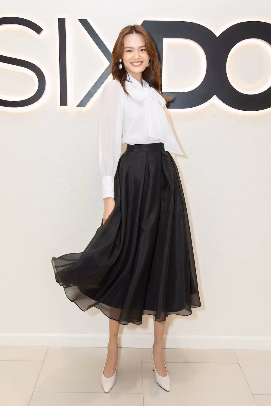 Lê Thanh Thảo lăng xê mốt nơ to bản. Chiếc áo được phối với chân váy xòe mang đến hình ảnh quý cô điệu đà, thanh lịch. Ảnh: Huy Nguyễn, Đinh Trung Tín