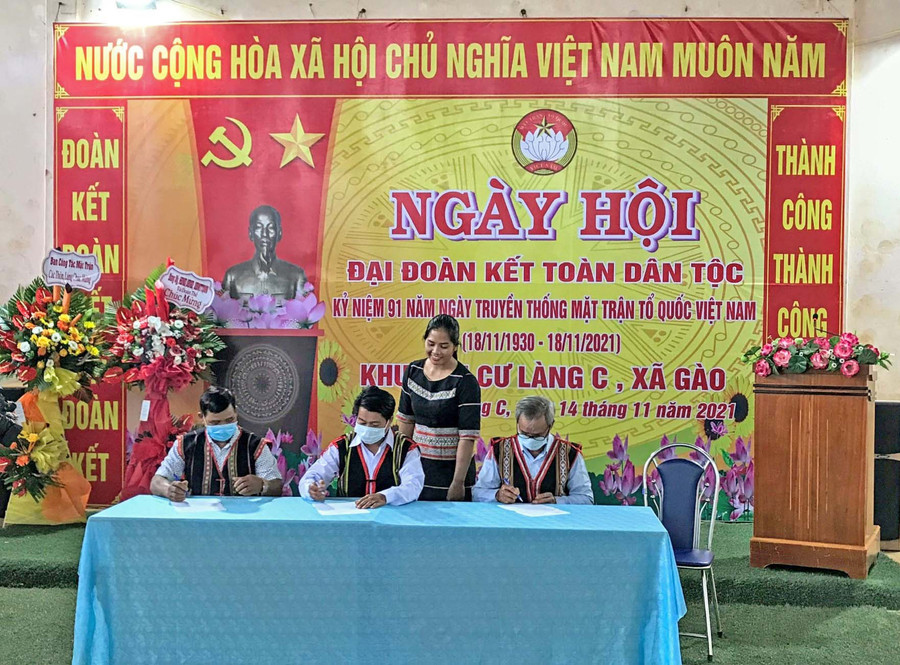 Đại diện các hộ dân làng C (xã Gào) ký cam kết thi đua năm 2022. Ảnh: Lương Minh Đại diện các hộ dân ký cam kết thi đua năm 2022. Ảnh: Lương Minh