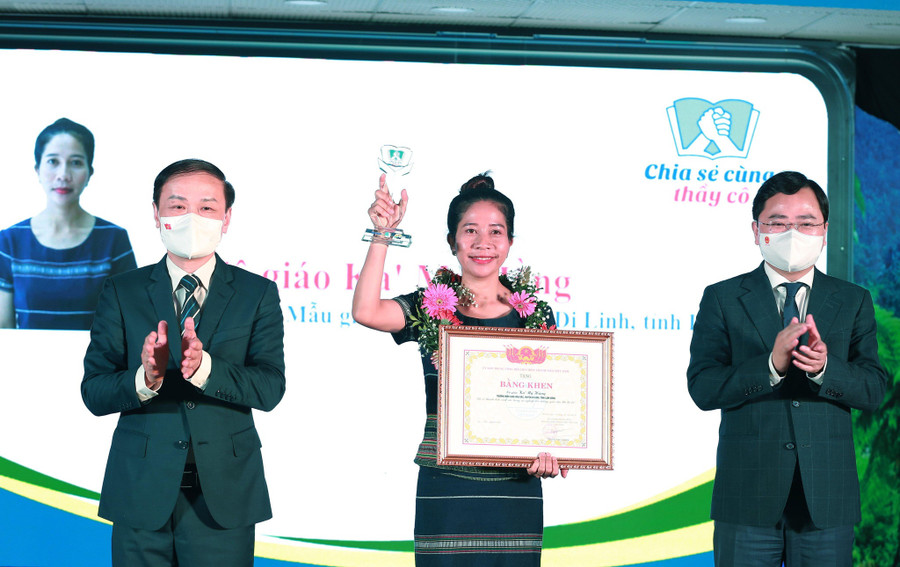 Ông Phạm Tất Thắng và anh Nguyễn Anh Tuấn trao phần thưởng cho các thầy cô giáo. Ảnh: Bảo Anh Ông Phạm Tất Thắng và anh Nguyễn Anh Tuấn trao phần thưởng cho các thầy cô giáo. Ảnh: Bảo Anh