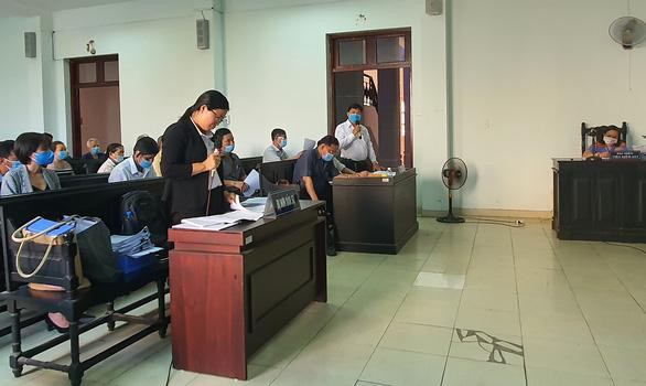 Đại diện nguyên đơn và bị đơn tại phiên tòa sơ thẩm hồi tháng 5.2021. Ảnh: Đ.T