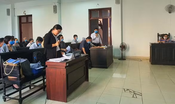 Đại diện nguyên đơn và bị đơn tại phiên tòa sơ thẩm hồi tháng 5.2021. Ảnh: Đ.T