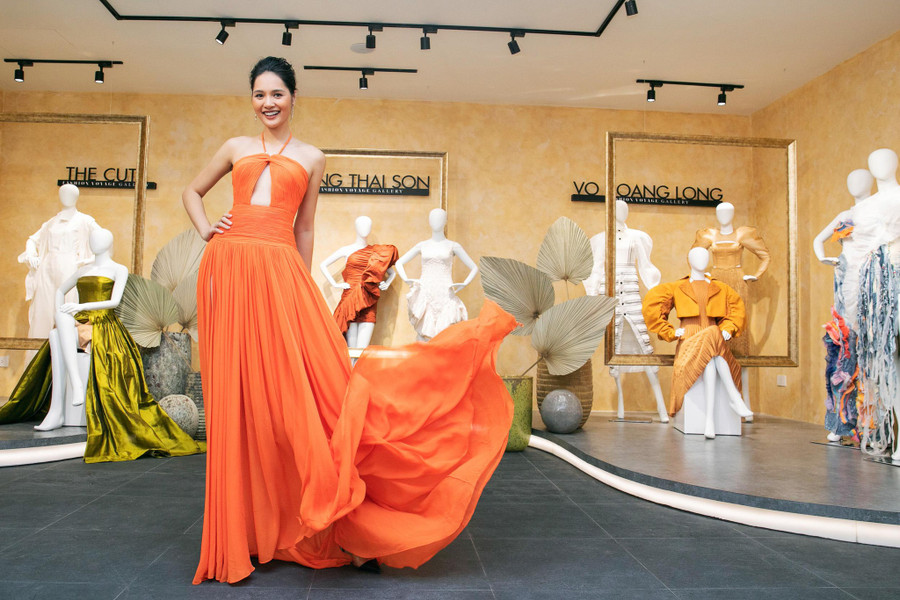 Hoa hậu Hương Giang diện váy cut-out màu cam thuộc bộ sưu tập Like the Sunshine của Lê Thanh Hòa. Ảnh: Kiếng cận team Hoa hậu Hương Giang diện váy cut-out màu cam thuộc bộ sưu tập Like the Sunshine của Lê Thanh Hòa. Ảnh: Kiếng cận team