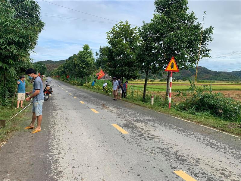 Hội viên nông dân xã An nhơn - huyện Đạ Tẻh (Lâm Đồng) ra quân dọn vệ sinh môi trường. Ảnh: HND Lâm Đồng.