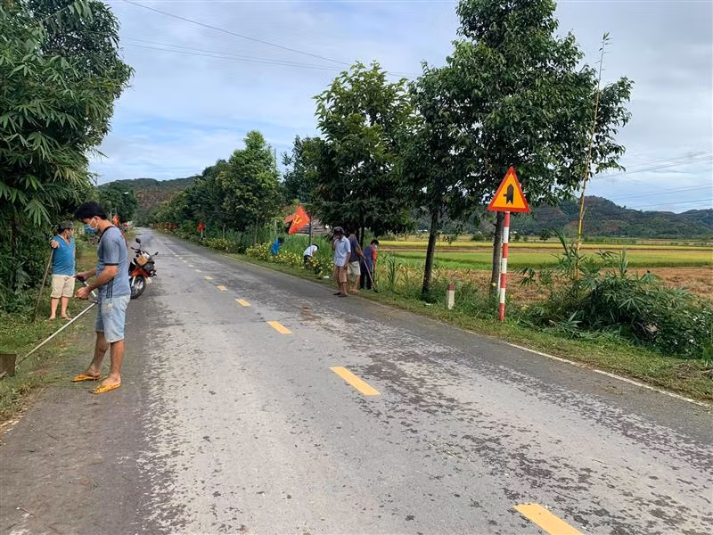 Hội viên nông dân xã An nhơn - huyện Đạ Tẻh (Lâm Đồng) ra quân dọn vệ sinh môi trường. Ảnh: HND Lâm Đồng.